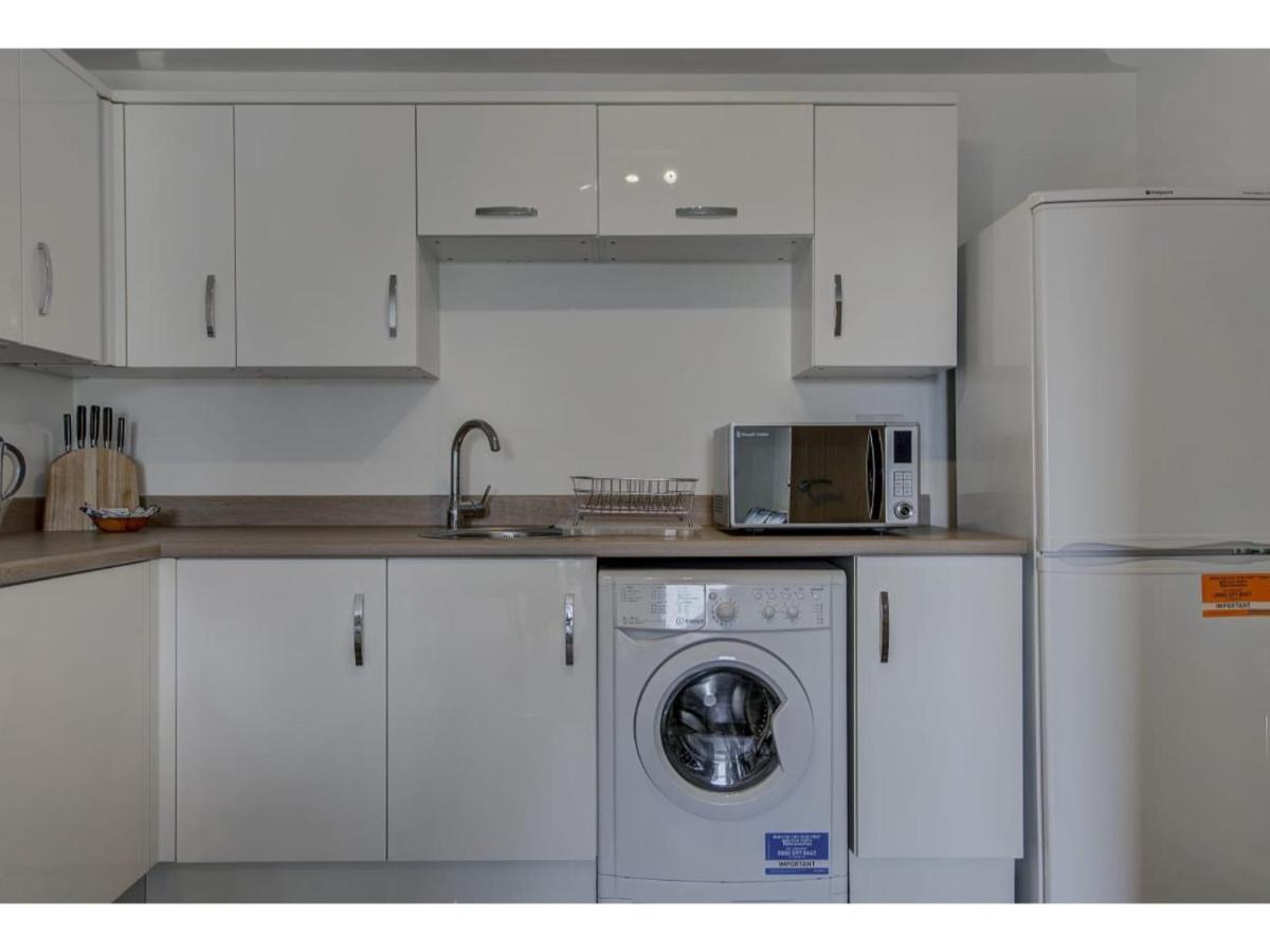 Large, Spacious And Modern Apt For 4 In マンチェスター エクステリア 写真