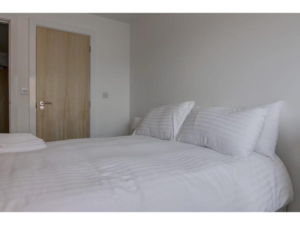 Large, Spacious And Modern Apt For 4 In マンチェスター エクステリア 写真