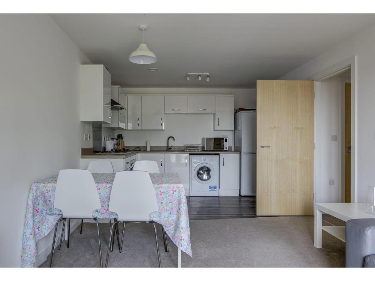 Large, Spacious And Modern Apt For 4 In マンチェスター エクステリア 写真