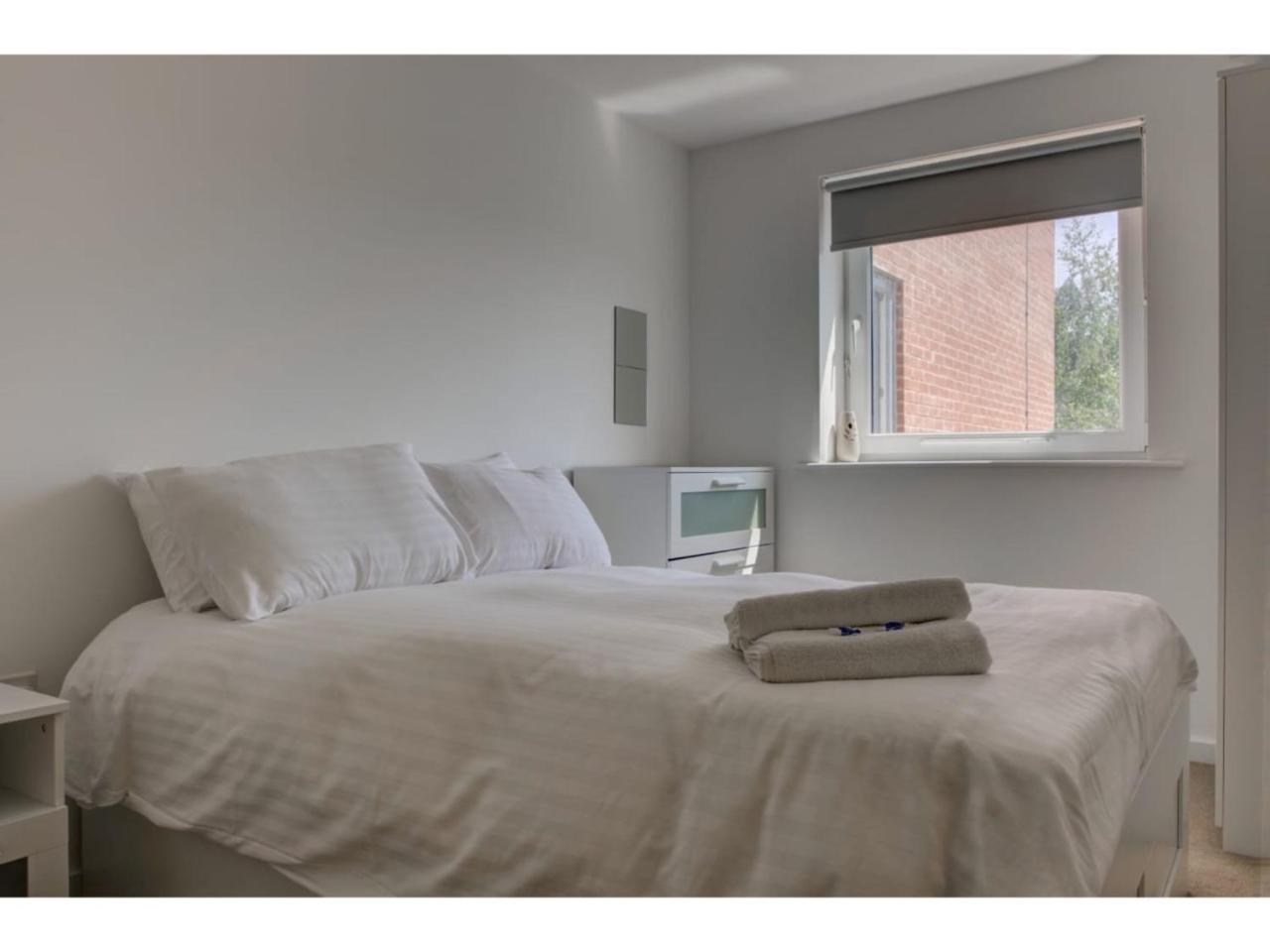 Large, Spacious And Modern Apt For 4 In マンチェスター エクステリア 写真