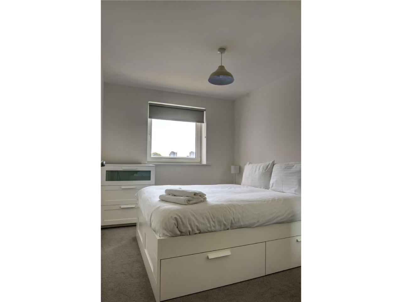 Large, Spacious And Modern Apt For 4 In マンチェスター エクステリア 写真