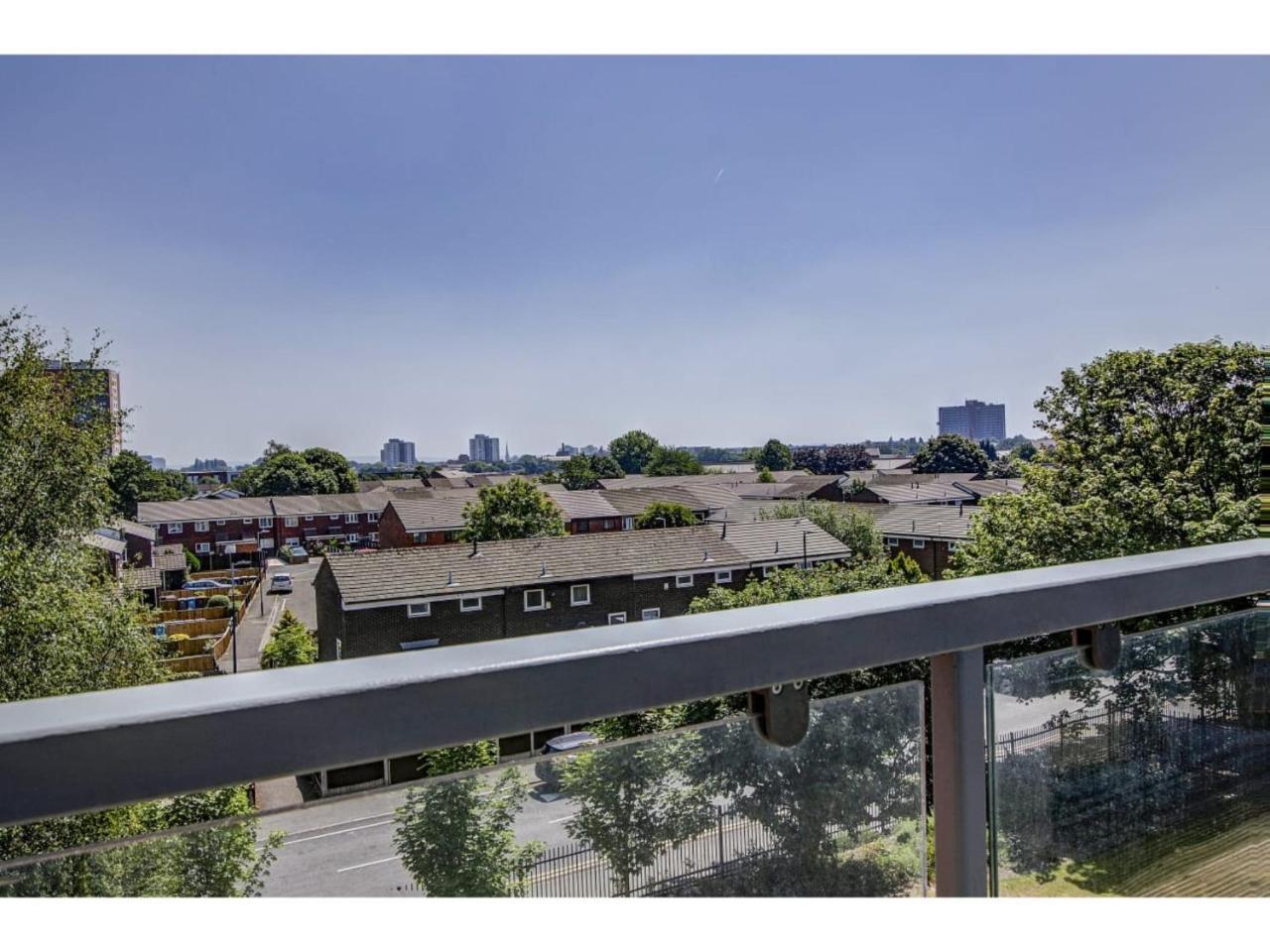 Large, Spacious And Modern Apt For 4 In マンチェスター エクステリア 写真