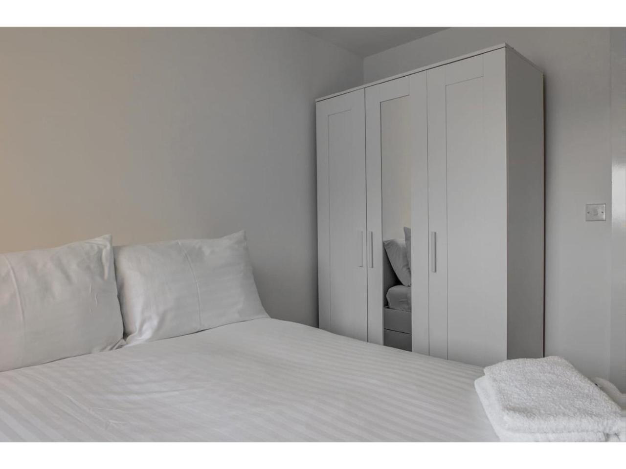 Large, Spacious And Modern Apt For 4 In マンチェスター エクステリア 写真